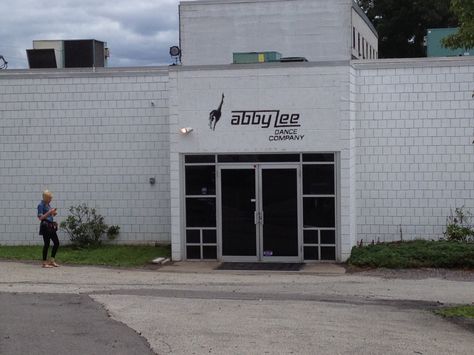 I went to the abby lee dance company dance studio this past week!!! Abby Lee Dance Company, Abby Lee Miller, Studio Layout, Roblox Pictures, Dance Company, Studio Background, Dance Studio, Dance Moms, Travel Usa