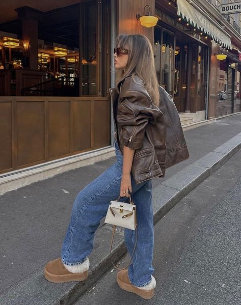 Look 2023 How To Wear Uggs, Casual Dinner Outfit Summer, Going Out Outfits Casual, Platform Outfit, Uggs Outfits, Outfit With Uggs, Cute Thanksgiving Outfits, New York Outfits, Estilo Indie