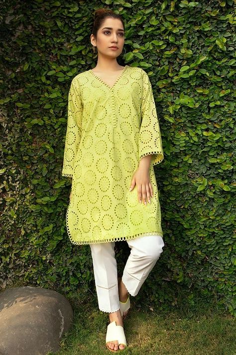 Chikan Kurti Designs Latest, Chicken Kari Dress Design Pakistani, Chicken Kurti Designs Latest Cotton, Hakoba Kurti Designs Latest, Chicken Kurta Design, Chicken Kari Short Kurta, Chicken Plazo Designs, Chikan Dress Design, Chicken Kurtas Woman