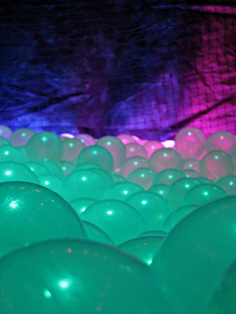 Ball pit, clear balls + tent. Ball Pit Aesthetic, Ball Pit Balls, Kids Ball Pit, Bubble Party, Clear Balloons, Backyard Entertaining, Museums In Paris, Interactive Art, Ball Pit