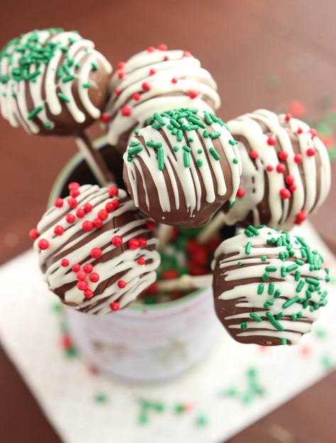 Christmas Cake Pops (How To Without Cake Pop Baking Pan) - Little Broken Hanukkah Cake, Christmas Cake Pops Recipe, Cake Pop Ideas, Easy Christmas Cake, Cakes Purple, Holiday Cake Pop, Cakes Elegant, Christmas Cakes Easy, Pops Cake