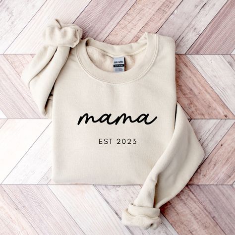 Cute Mama Sweatshirts, Sweater Designs For Women Vinyl, Mothers Day Sweatshirt, Mom Sweatshirt Sayings, Mom Sweatshirt Ideas, Mom Tshirt Ideas, Girl Mom Shirts, Angel Mama, Boho Mama