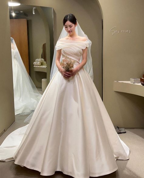 French Wedding Dress Vintage, Korean Style Wedding Dress, Wedding Dresses Korean Style, Korean Bridal Dress, Korean Wedding Dress Elegant, Korean Bride Dress, Korean Wedding Dress Simple, Korean Wedding Dresses, Wedding Dress Korean Style