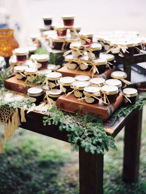 10 Fall wedding favor ideas your guests will love Jam Wedding Favors, Memorable Wedding Favors, Mason Jar Wedding Favors, Wedding Favour Jars, Creative Wedding Favors, Wedding Favor Ideas, Edible Wedding Favors, Best Wedding Favors, Wedding Favors Fall