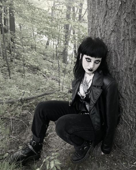 Firkle Smith, Alt Photoshoot, Gothic Fits, Trad Goth Outfits, Vampire Hair, Dark Gothic Fashion, Types Of Goth, Goth Fits, Modern Goth