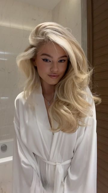 Kate Motovilova on Instagram Long Platinum Blonde, Blonde Hair Makeup, Hair Curling Tips, Blonde Hair Inspiration, Blonde Hair Shades, Mob Wife, Hair Stylist Life, Short Blonde, Short Blonde Hair