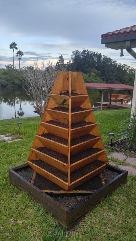 Garden Pyramid, Decor Business Ideas, Home Decor Business Ideas, Pyramid Planter, Raised Garden Beds Diy Vegetables, Home Decor Business, Backyard Garden Beds, Garden Screens, Garden Landscaping Ideas