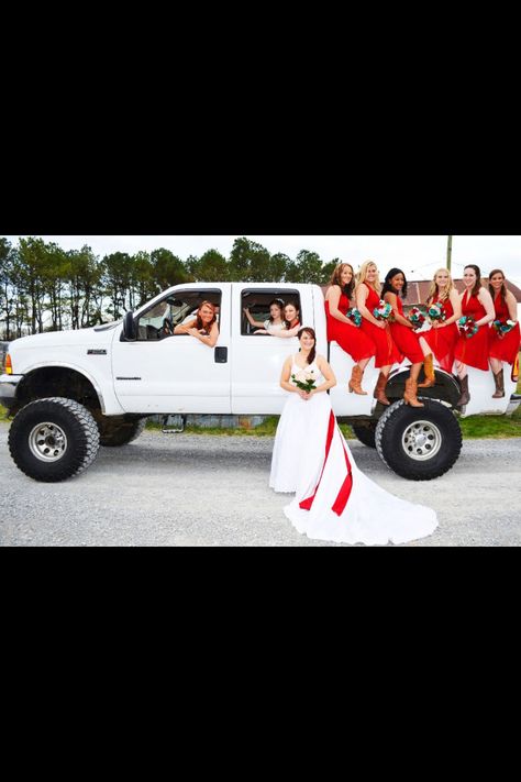 Country girls and big trucks... Funny Wedding Photos, Camo Wedding, Country Engagement, Wedding Engagement Pictures, Southern Wedding, Wedding Humor, Wedding Planning Tips, Wedding Pics, Engagement Pictures