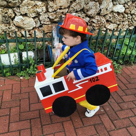 Dog Fire Truck Costume, Diy Firetruck Costume, Construction Truck Costume, Truck Costume Diy, Box Fire Truck, Fire Truck Costume, Farm Costumes, Fireman Kids, Alice In Wonderland Fancy Dress