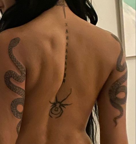 Woman With Tattoos, 4 Tattoo, Tattoos For Black Skin, Pretty Tattoos For Women, Cute Tattoos For Women, Back Tattoo Women, Discreet Tattoos, Snake Tattoo, Elegant Tattoos