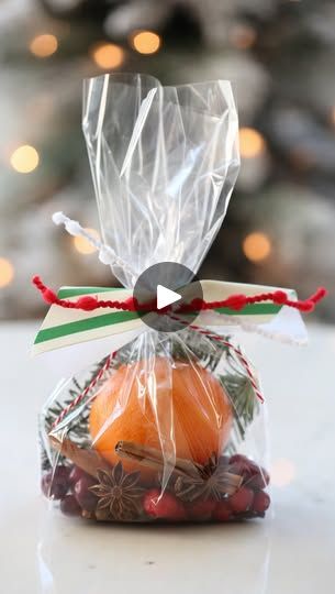 How To Wrap Food Gifts, Christmas Diy Snacks, Bulk Gift Ideas, Gift Ideas For Neighbors, Crafty Christmas Gifts, Food Packaging Ideas, Christmas Scent, Simmer Pot, Party Hosting