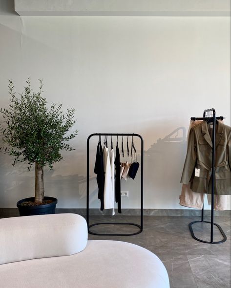 Minimal Clothing Store, Small Store Ideas, Photo Studio Interior, Clothing Booth Display, Furniture Promo, Ruangan Studio, Retail Store Interior Design, Clothing Studio, Minimalism Lifestyle