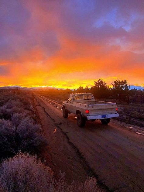 Southern Aesthetic, Country Trucks, Country Backgrounds, Colorful Sky, Western Aesthetic, Pretty Landscapes, Dirt Road, Pretty Sky, A Truck