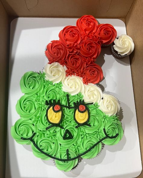 Grinch Party Food, Whoville Characters, Green Icing, Grinch Punch, Grinch Cake, Anti Christmas, Pull Apart Cupcake Cake, Grinch Christmas Party, Icing Design