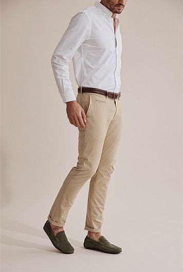 White And Tan Mens Outfit, White And Khaki Outfit Men, White Shirt Beige Pants Men, Mens Khaki Pants Outfit Wedding, White Beige Outfit, Khaki Outfit Men, Khaki Pants Outfit Men, Wedding Guest Outfit Men, Gray Gown