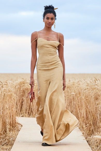 Jacquemus Spring 2021 Ready-to-Wear collection, runway looks, beauty, models, and reviews. Linen Gown, Almost Famous, Runway Collection, Mode Inspiration, Looks Vintage, A Dress, Primavera Estate, Daily Fashion, Runway Fashion