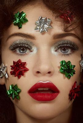 Vintage Christmas Beauty Editorial- Bows, Glitter, Metallic, Holiday Makeup, 50's, 60's, 70's Christmas Editorial, 70s Makeup, Christmas Makeup Look, Holiday Photoshoot, Avant Garde Makeup, Fotografi Digital, Beauty Products Gifts, Christmas Shoot, Shotting Photo