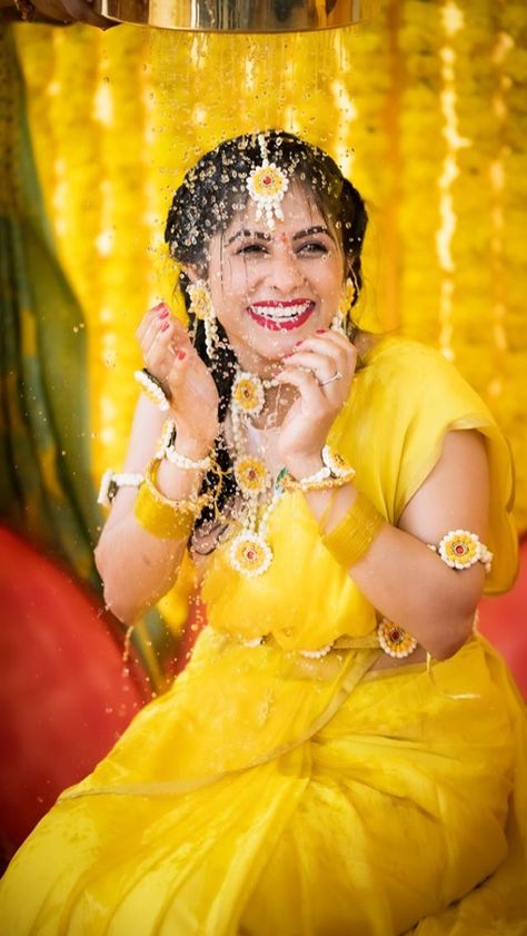 Haladi Shastra Dress For Bride, Haladi Shastra Photoshoot, Bride Haldi Poses, Haldi Girl, Haldi Video, Haldi Pics, Haldi Ceremony Outfit For Bride, Haldi Outfits For Bride, Haldi Look For Bride