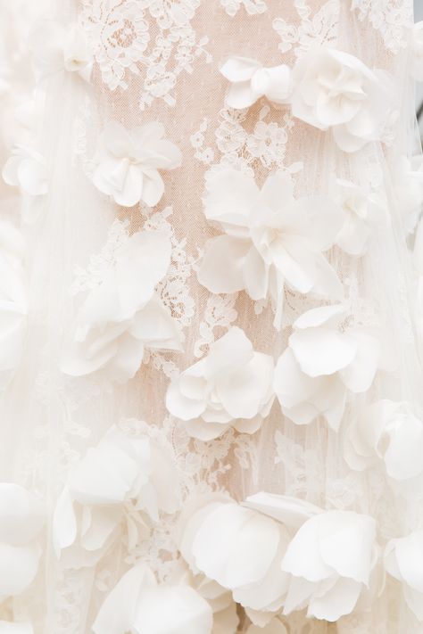 Embellished Veil, Marchesa Bridal, Georgina Chapman, Dresses Floor Length, 背景 シンプル, Flower Phone Wallpaper, Dreamy Wedding, Marchesa, White Aesthetic