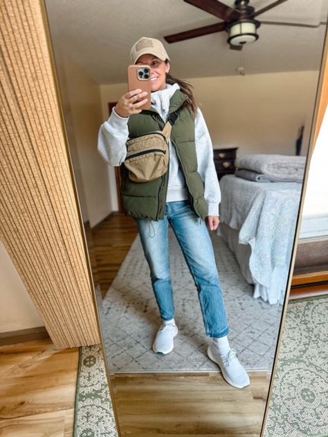 Socks And Sneakers Street Style, Tan Baseball Cap Outfit, White Sneakers Fall Outfit, Jeans And Hoodie Outfit, Green Puffer Vest Outfit, Styling Straight Leg Jeans, Basketball Mom Outfit, Hoodie Casual Outfit, Casual Layered Outfits