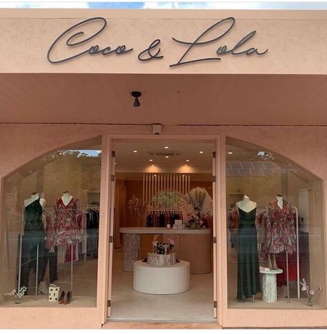 Boutique Clothing Store Design, Botique Interiors, Retail Store Layout, Gala Outfits, Met Gala Outfits, Clothing Store Interior, Storefront Signs, Clothing Store Design, Boutique Clothing Store