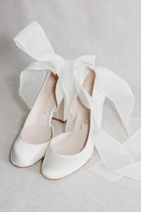 Comfortable Wedding Heels, Heels With Bows, Bridal Aesthetic, Bridal Wardrobe, Beautiful Wedding Shoes, Ivory Wedding Shoes, White High Heels, Fashion Shoes Flats, Bridal Heels