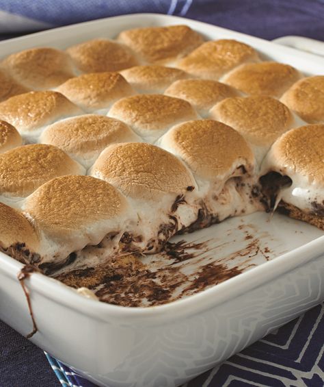 It's all in the name. HONEY MAID Easy Pan O'Smores are easy to make and will leave your guests wanting s'more. Resep Starbuck, Kue Macaroon, Ooey Gooey, S'mores, Think Food, Dessert Bar, Desserts To Make, Japanese Sweets, Yummy Sweets