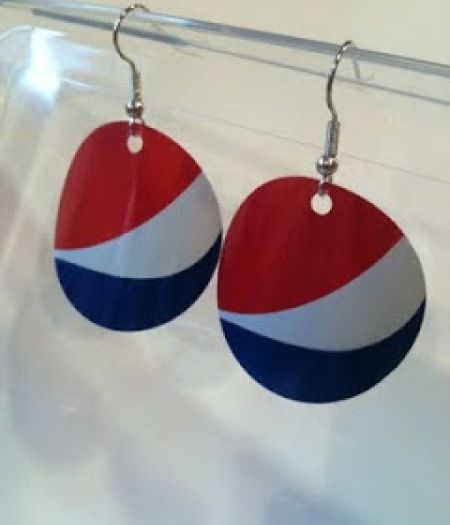 pepsiearrings Feuille Aluminium Art, Can Jewelry, Pop Can Crafts, Lon Bia, Can Earrings, Cola Wars, Soda Can Art, Soda Can Crafts, Aluminum Can Crafts