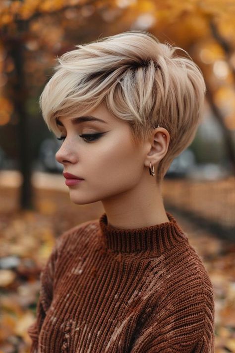 Blond Short Layered Hair, Hair Fall Color Ideas, Pixie Haircut Color Ideas, Fall Hair Colors For Blondes Short, Very Short Hair Color Ideas, Fall Blonde Hair Color Short, Hair Color For Pixie Haircut, Women’s Short Hairstyles, Short Fall Hair Color Ideas