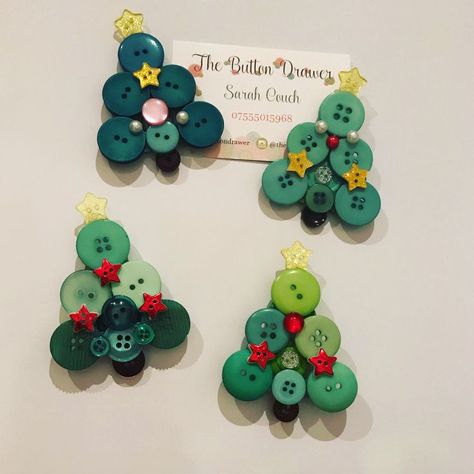 Christmas Craft Using Buttons, Christmas Pins Diy, Button Xmas Trees, Christmas Decorations With Buttons, Christmas Magnets Diy Craft Ideas, Diy Christmas Pins To Wear, Button Ornaments Christmas Diy, Diy Christmas Magnets, Christmas Ornaments With Buttons