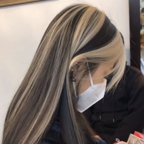 Skunk Hair, Hair Color Underneath, Hair Color Streaks, Winter Red, Hair Streaks, Dyed Hair Inspiration, Pretty Hair Color, Hair Stylies, Haircuts Straight Hair