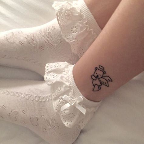 Wörter Tattoos, Tattoo Trend, Disney Tattoo, Bear Tattoo, Poke Tattoo, Tattoo Cover-up, Dainty Tattoos, Angel Tattoo, Aesthetic Tattoo