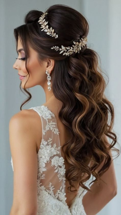 Discover stunning bridal hairstyles for long hair that are easy elegant and perfect for an Indian wedding From updos to elegant down hairstyles get inspired by Pakistani traditions black braids veil crowns and boho ideas Bridal Free Hairstyles Indian, Messy Braided Hairstyles Indian, Messy Braided Hairstyles, Free Hairstyles, A Cute Hairstyle, 15 Hairstyles, Beautiful Wedding Hairstyles, Sparkly Hair Accessories, Romantic Waves