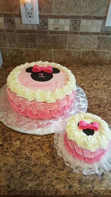 Minnie Mouse first birthday cake with ombre buttercream! #lovemyhobby Minnie Mouse Cakes, Birthday Cake Simple, Cupcakes Minnie Mouse, Minnie Mouse First Birthday, Minnie Mouse Birthday Cakes, Bolo Minnie, Minnie Mouse 1st Birthday, Minnie Cake, Cake Simple