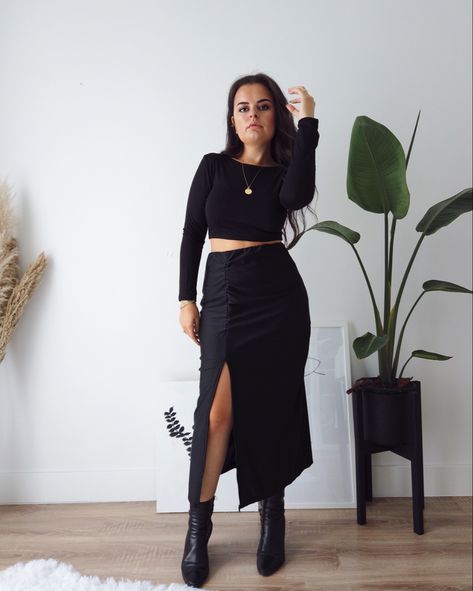 Crop Jumper Outfit, Cropped Jumper Outfit, Black Midi Skirt Outfit, Knot Skirt, Crop Jumper, Midi Skirt Outfit, Jumper Outfit, Black Crop Top, Boots Winter