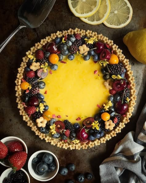 Creative Baker Designs Incredible Pies for Thanksgiving Creative Pie Crust, Creative Pies, Pie Decoration, Pie Crust Designs, Cake Decorating Inspiration, Pastry Design, Baking Secrets, Baking Art, Thanksgiving Pies