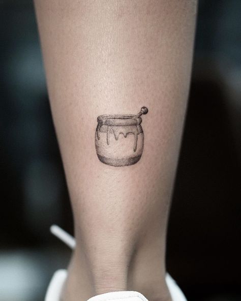 Tivas on Instagram: “hunny pot 🐻🍯 done at @yantstudio - info@yantstudio.com ———————— . . . . . . . . . . #yantstudio #newyorktattoo #nyctattoo #queenstattoo…” Honey Tattoo Ideas, Honey Pot Tattoo, Pot Tattoo, Honey Tattoo, Honey Bee Tattoo, Hunny Pot, Tattoos Inspo, Tasteful Tattoos, Chest Piece Tattoos