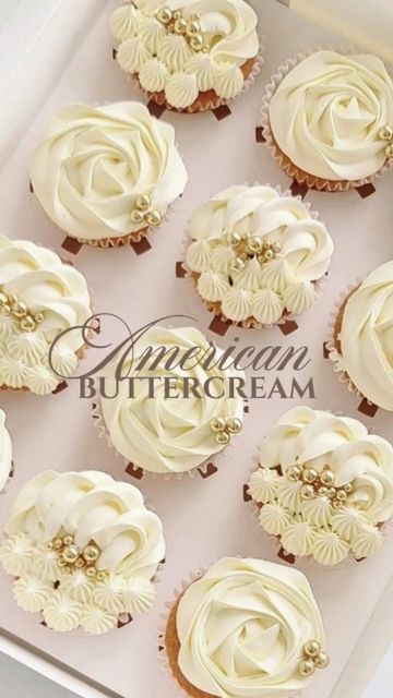 White Icing Cupcakes, White Cupcakes Decoration, Buttercream For Piping, Sns Ideas, Piping Cupcakes, Cupcake Icing Designs, Cupcake Piping, American Buttercream, Dessert Box