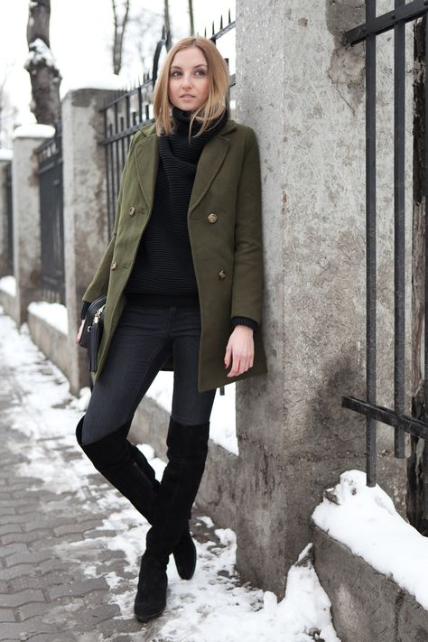 DARK GREEN COAT Green Peacoat Outfit, Green Coat Outfit Winter, Green Coat Outfit, Winter Layering Outfits, Dark Green Coat, Olive Coat, Green Inspo, Olive Green Coat, Olive Clothing