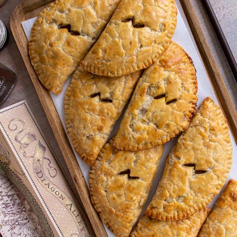 Harry Potter Pumpkin Pasties December Recipes, Harry Potter Desserts, Harry Potter Pumpkin, Pumpkin Pasties, Pasties Recipes, Breakfast Drinks, Pie Ideas, The Muffin Man, Harry Potter Baby Shower