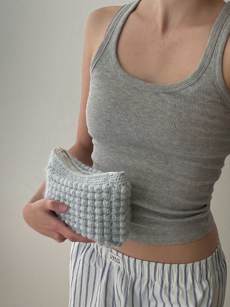 Crochet bubble pouch @Yarni.studio on IG Crochet Bobble Pouch, Crochet Bubble Pouch, Crochet Bobble Bag, Bubble Crochet Bag, Crochet Bubble Pattern, Crochet Pottery, Bubble Stitch Crochet, Crochet Bubble Bag, Bubble Couch