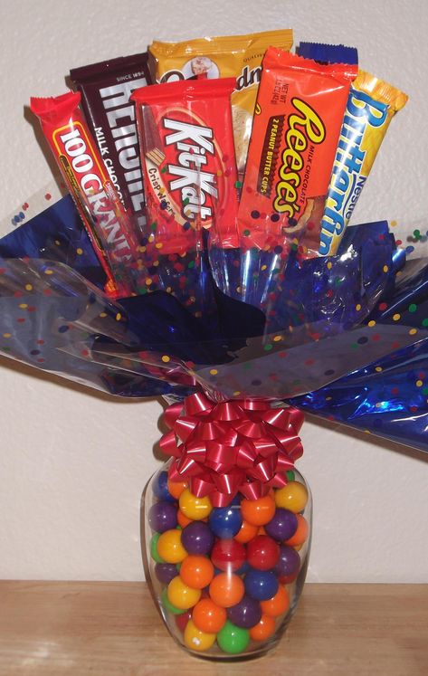 Candy bouquet with bubble gum base, easy to make ask me at balloonsandmoregifts@yahoo.com Bingo Prizes, Candy Bar Gifts, Birthday Candy Bouquet, Candy Bar Bouquet, Candy Trees, Candy Arrangements, Candy Gift Baskets, Candy Bouquet Diy, Candy Grams