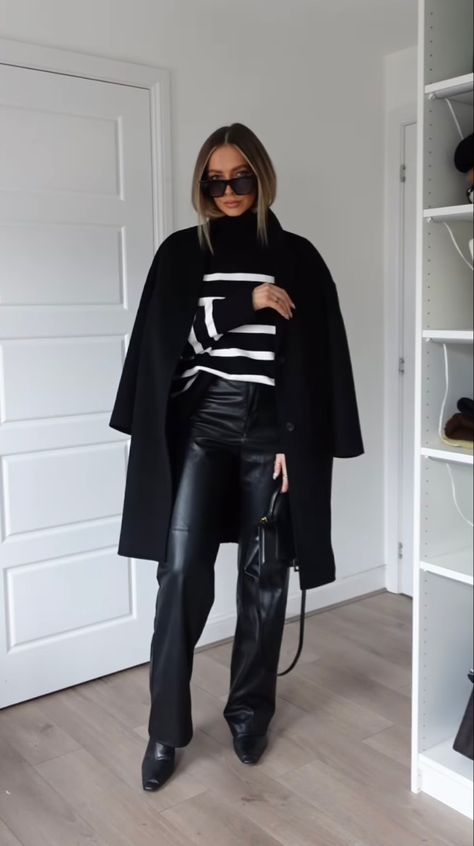 Instagram: @alexxcoll Alexxcoll Outfits, Leather Trousers Outfit Casual, Leather Trousers Outfit Winter, Wide Leather Pants Outfit, Black Leather Trousers Outfit, Wide Leg Leather Pants Outfit, Effortless Style Fall, Leather Trousers Outfit, Flare Outfit