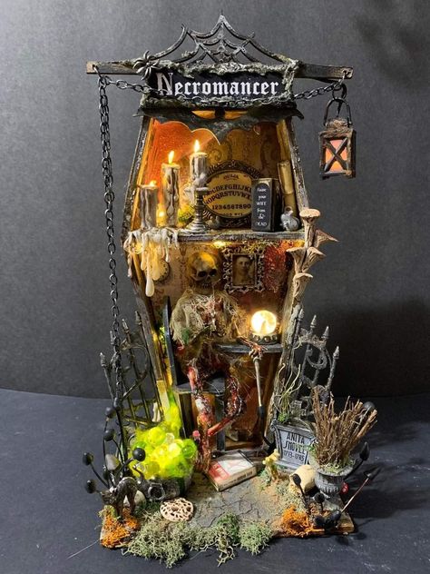 Halloween Diorama Diy, Halloween Shadow Boxes Diy, Halloween Potions Display, Miniature Halloween Scenes, Halloween Diaroma, Halloween Shadow Box Ideas, Coffin Terrarium, Cemetery Gates, Halloween Vignette