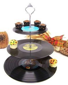 Great idea ! Rock Around The Clock, Cake And Cupcake Stand, 70s Party, 50th Party, Party Rock, Dessert Stand, 80s Party, Cute Cupcakes, Cupcake Stand