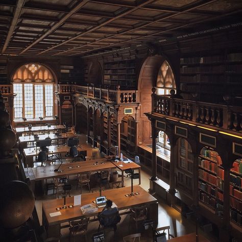 Bodleian Library Aesthetic, Bodleian Library Oxford, Oxford Library Aesthetic, Oxford Libraries, Library Academia, Library Oxford, Oxford Library, Library Lighting, Boarding School Aesthetic