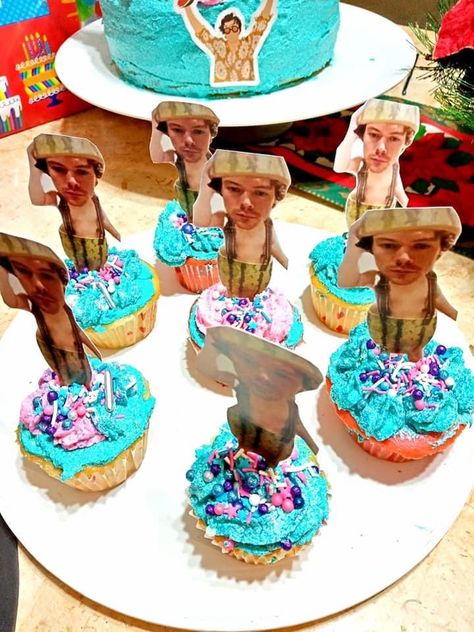 Harry Styles Desserts, Harry Styles Cakes Ideas, Harry Styles Cake Aesthetic, Harry Styles Themed Birthday Cake, Harry Styles Birthday Theme, One Direction Themed Party, Harry Styles Food, Harry Styles Birthday Ideas, Harry Styles Themed Cake