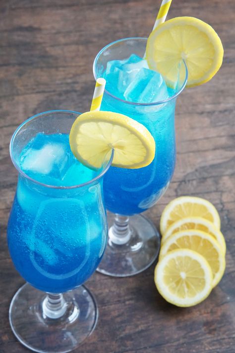 Blue Lemonade Non Alcoholic, Blue Drinks Non Alcoholic, Summer Mocktails Non Alcoholic, Non Alcoholic Party Drinks, Blue Lagoon Drink, Blue Mocktail, Blue Lagoon Mocktail, Laura Core, Curacao Drink