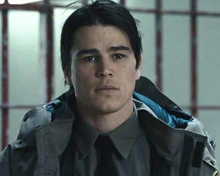 Josh Hartnett as Eben Oleson in 30 Days of Night Josh Hartnett 30 Days Of Night, Josh Hartnett Black Mirror, Josh Hartnett Gif, Occult Movies, Josh Harnett, 30 Days Of Night, Male References, Josh Hartnett, Products Photography