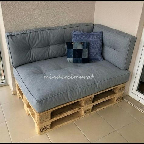 Balcon Mic, Staircase Designs, Pallet Furniture Designs, Diy Furniture Cheap, Diy Cushions, Couch Diy, Furniture Cleaner, Pallet Couch, Pallet Furniture Bedroom